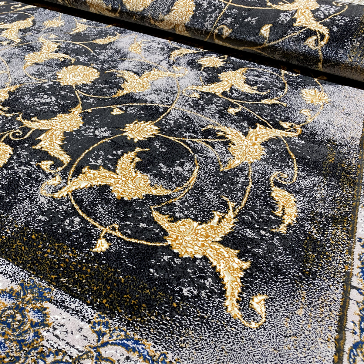 Tapijt 160x230 cm met donkere achtergrond en gouden ornamenten, verouderde uitstraling