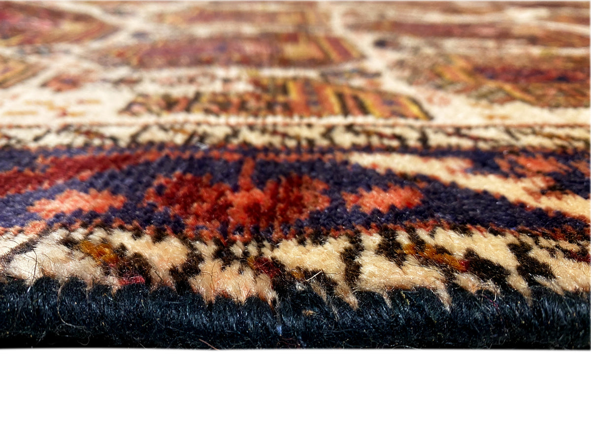Shahre Babak-tapijt 154x105 cm close-up: pool met blauw en rood gestreept patroon