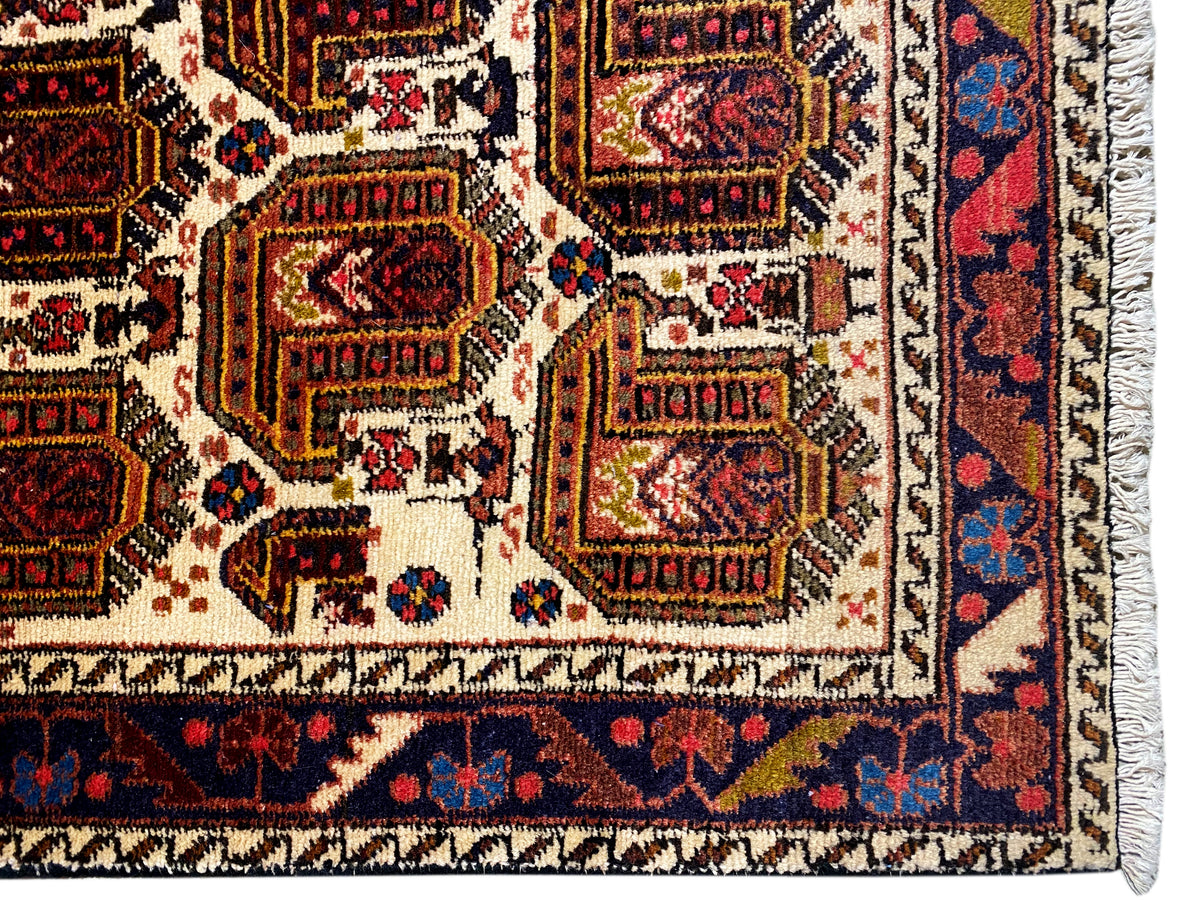 Shahre Babak-tapijt 154x105 cm hoekdetail met rand, ornamenten en korte franjerand