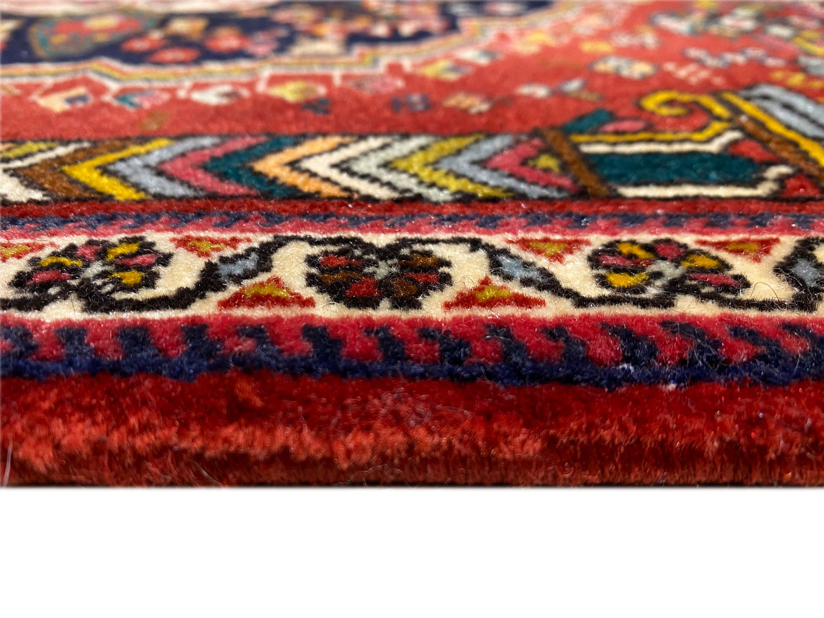 Poshti-tapijt met randdetail, rode en blauwe franjes en ingeweven patronen