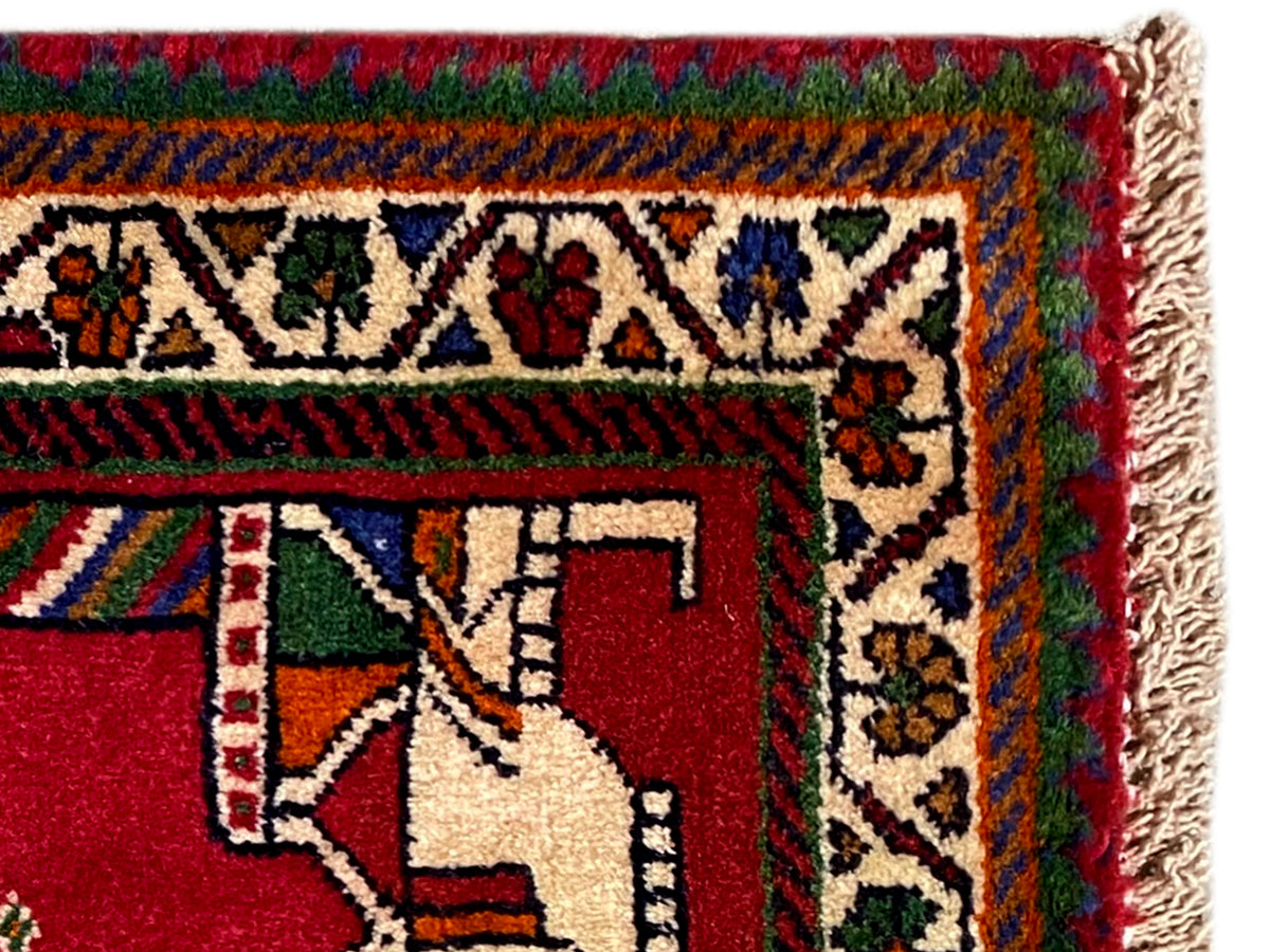 Poshti-tapijt 58x68 cm: detail met franjes en rood patroon met handmotieven