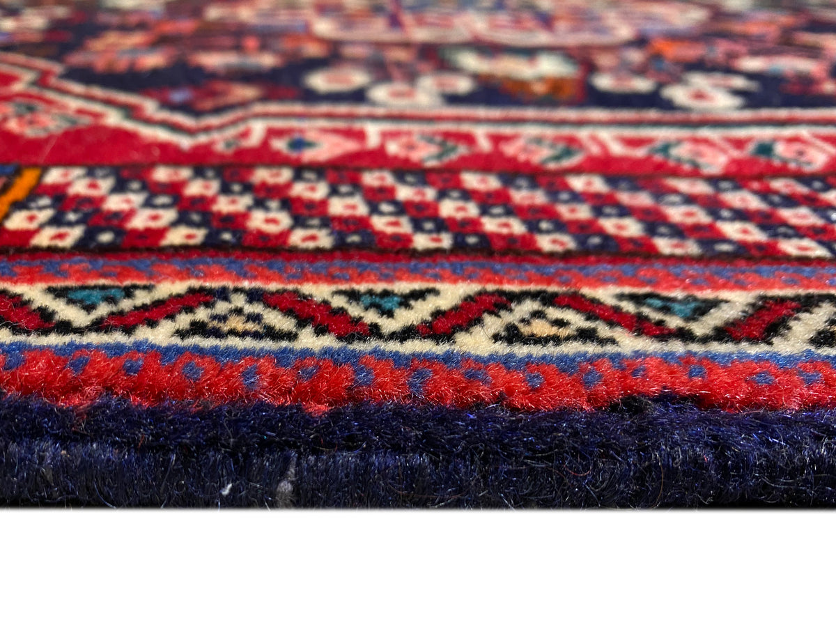 Poshti-tapijt 66x63 cm Detail van de rand: donkerblauwe pool met rode accenten