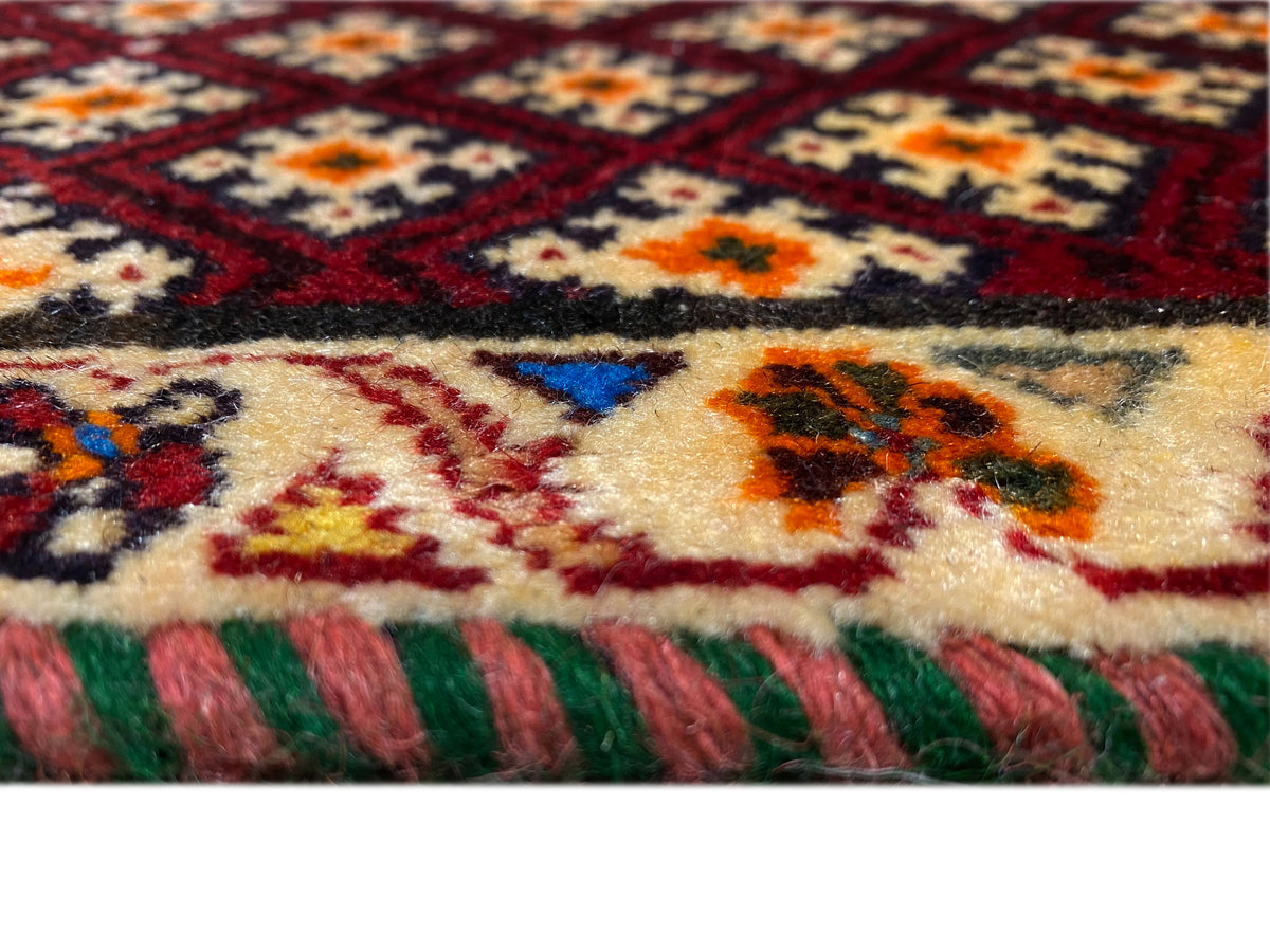 Poshti-tapijt 61x59 cm: detail van de poolstructuur en veelkleurige rand, met franjes