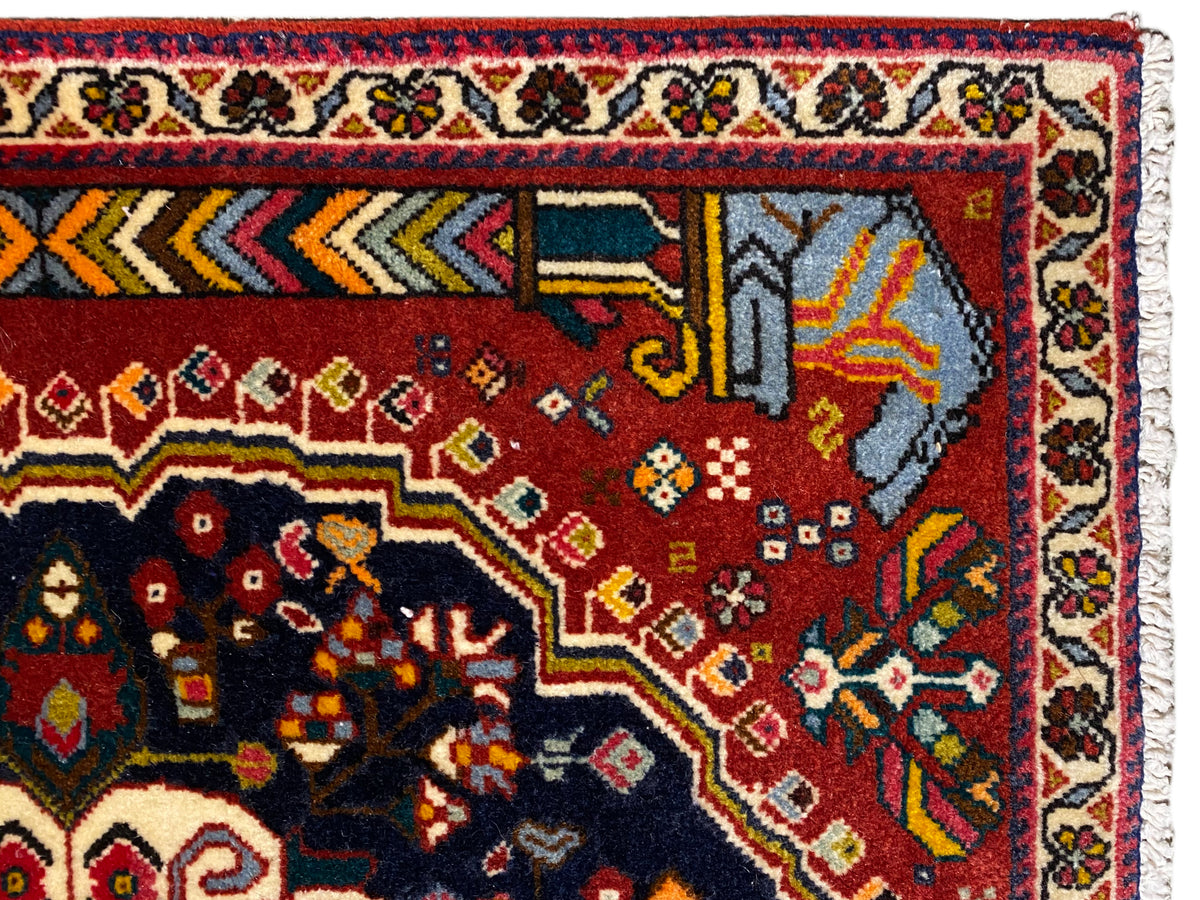Poshti-tapijt 65x61 cm randdetail: rood veld met turkooisgrijs motief en witte zoom