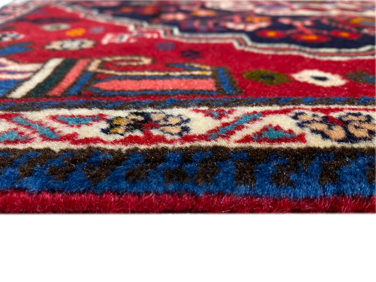 Tapijtrand met korte pool, rode onderrand en blauw-wit patroon