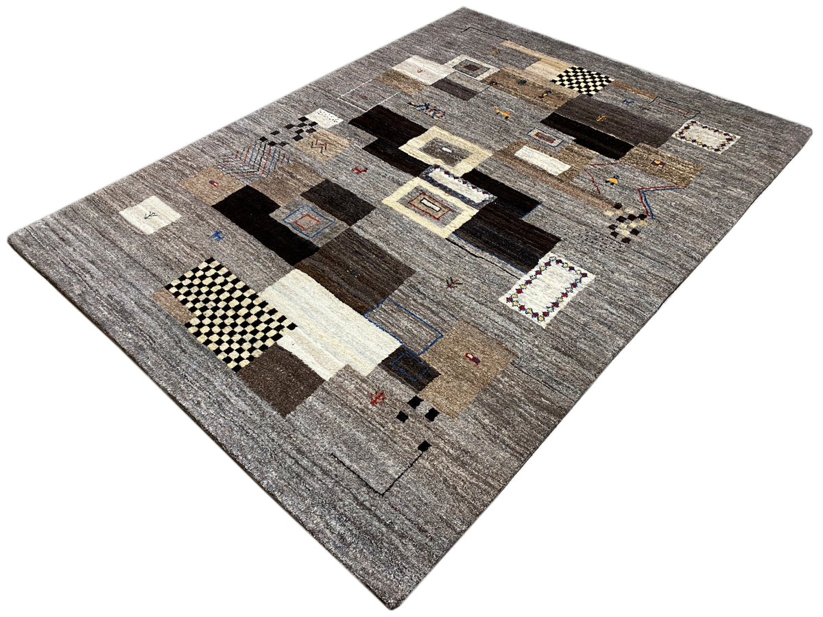 Gabbeh-tapijt 235x171 cm, schuin weergegeven: patchworkmotieven in grijs en donkerbruin