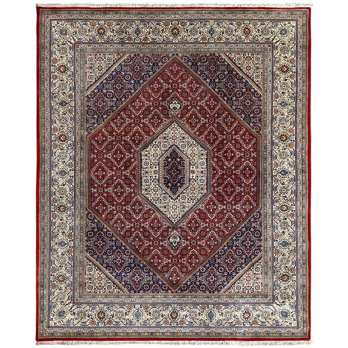 Bidjartapijt met rood medaillon en blauw-witte ornamenten in een randkader