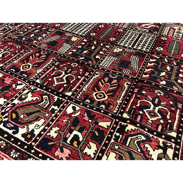 Close-up van een Bakhtiari-Oosters tapijt: geometrische velden, zigzag- en ruitornamenten
