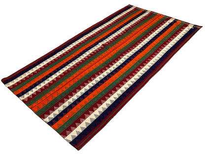 Schlafzimmer hochwertiger Jajim Teppich bunt mit klaren Zickzacklinien