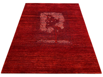 Rood tapijt met centraal medaillon en gestreept, vlak geweven patroon