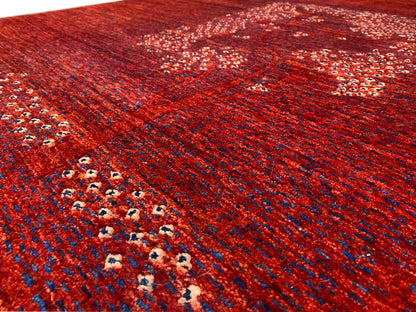 Detail van rood tapijt met randindeling en medaillonpatroon in stippelweergave