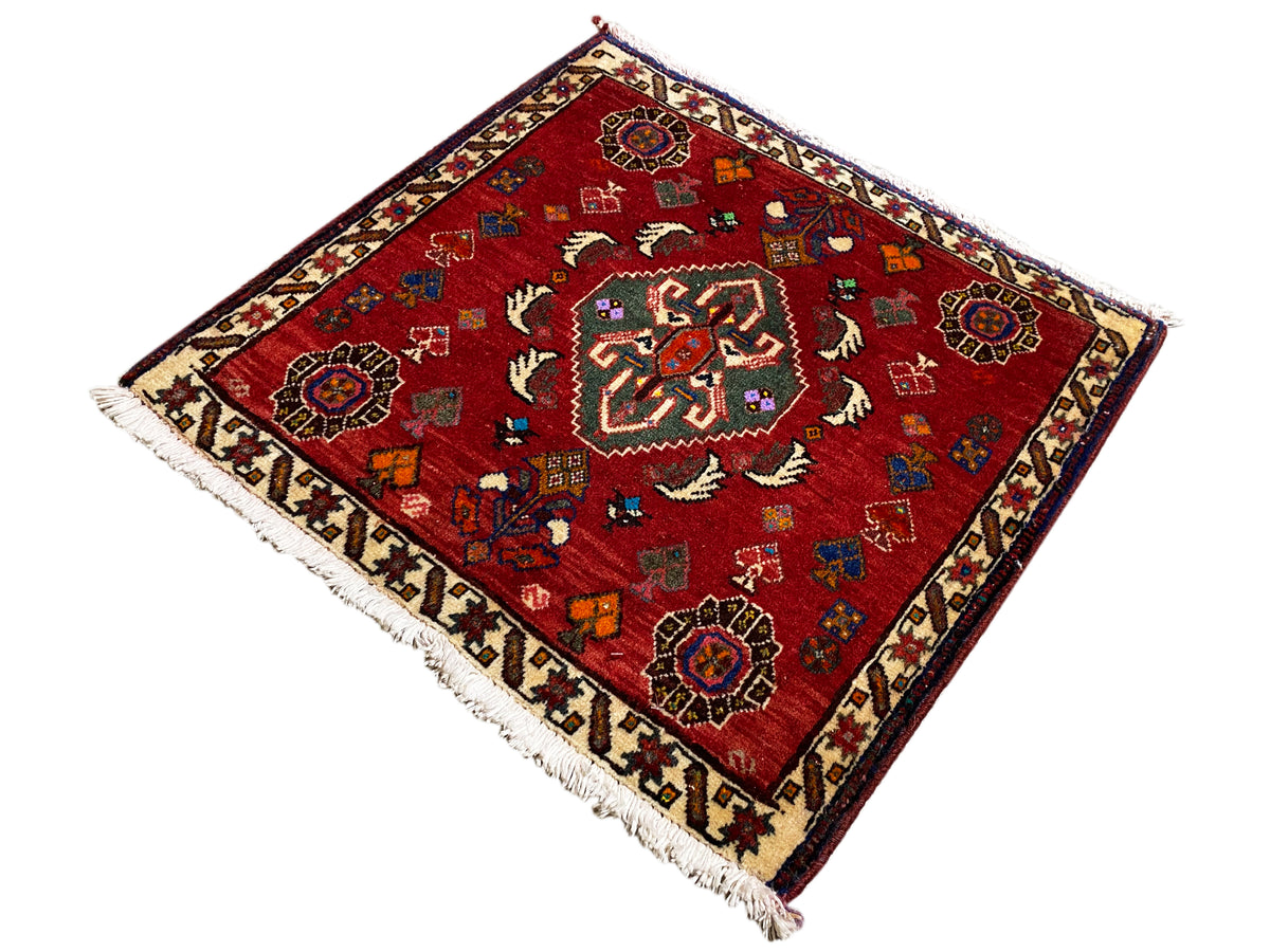 Poshti-tapijt 58x57 cm, rood tapijt met centraal medaillon en kleurrijke ornamenten