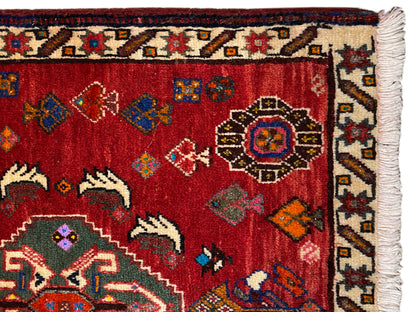Close-up van Poshti-tapijt 58x57 cm: rode pool met ornamenten en franjerand