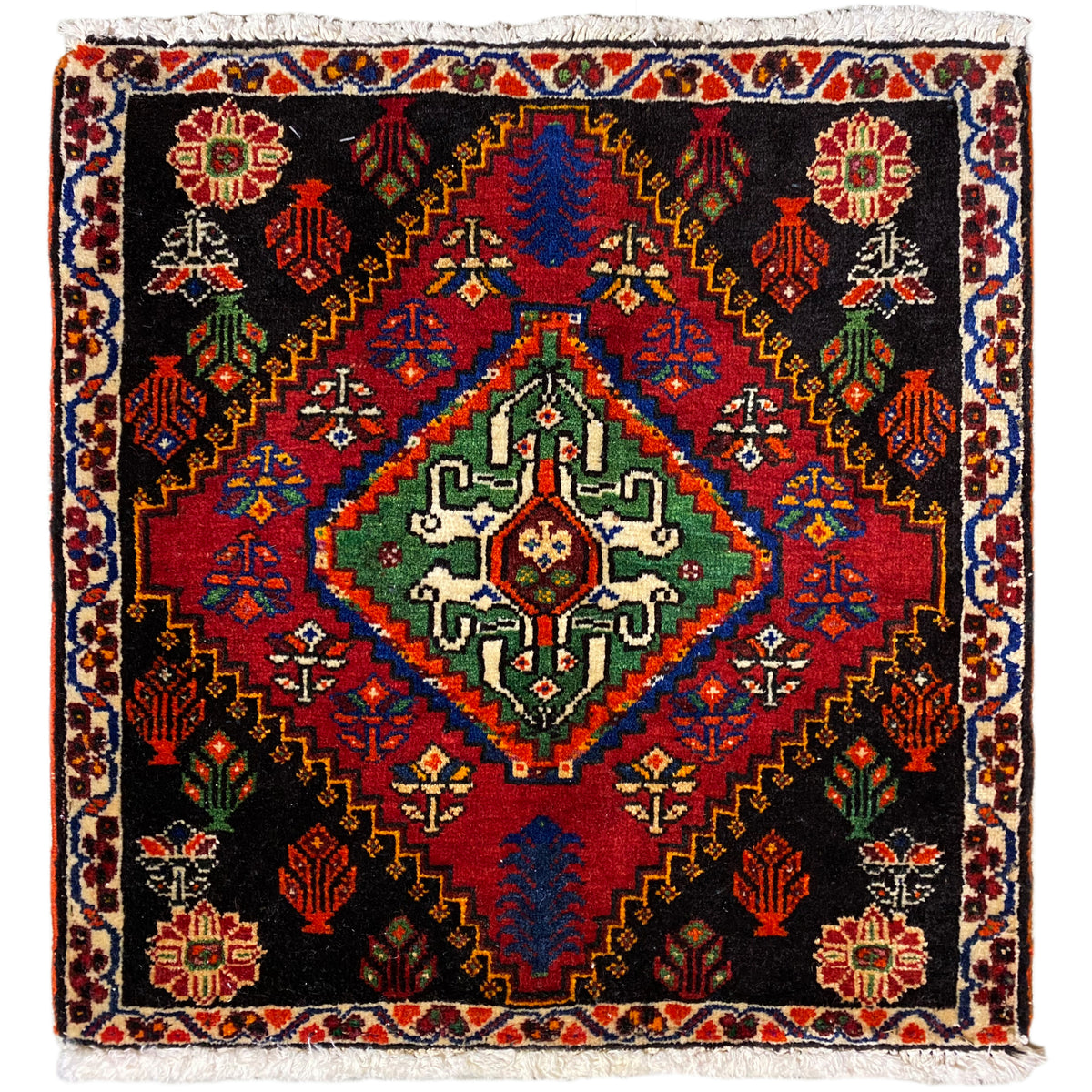 Poshti-tapijt 56x56 cm met zwarte ondergrond, kleurrijke ornamenten en decoratieve franjes