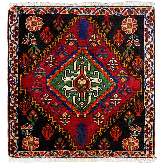 Poshti-tapijt 56x56 cm met zwarte ondergrond, kleurrijke ornamenten en decoratieve franjes