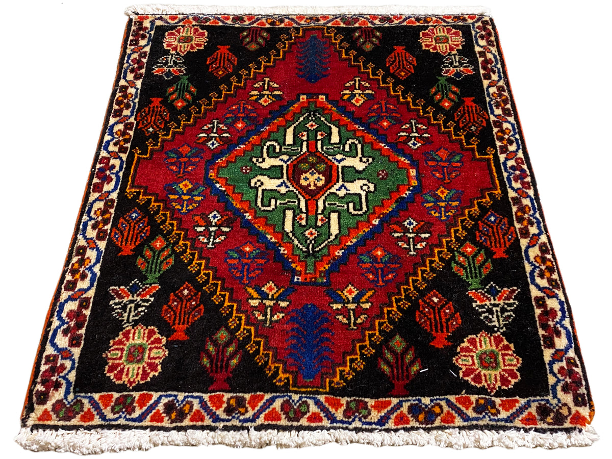 Poshti-tapijt 56x56 cm van bovenaf gezien, zwarte achtergrond met rood randpatroon