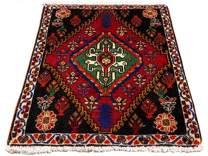 Poshti-tapijt 56x56 cm van bovenaf gezien, zwarte achtergrond met rood randpatroon