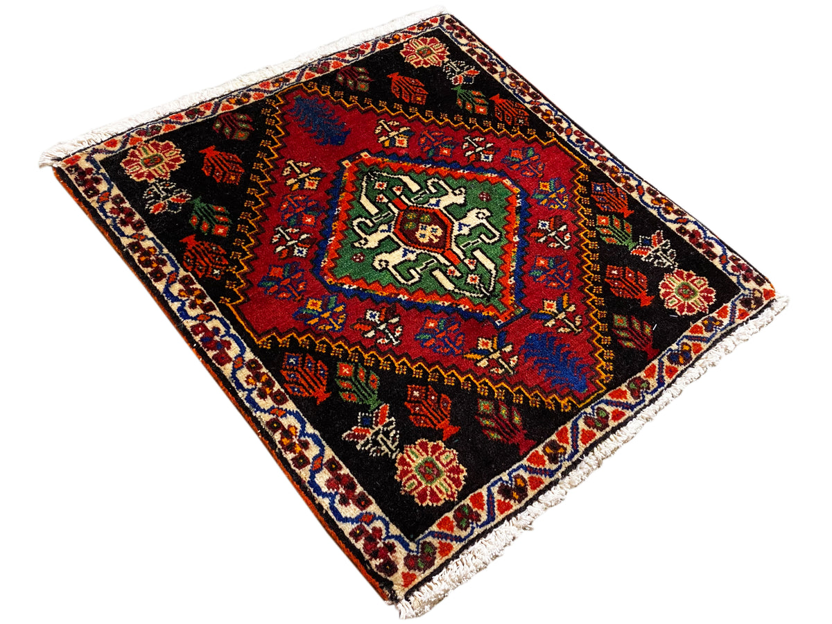 Poshti-tapijt 56x56 cm, schuin gelegd, geometrische ornamenten in rood, groen en blauw