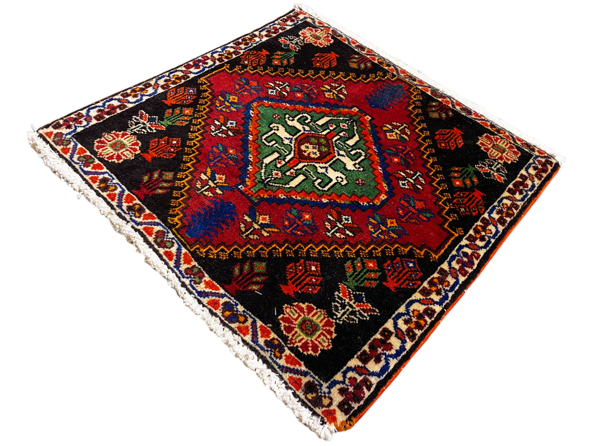 Poshti-tapijt 56x56 cm, vierkant, rood frame met kleurrijke kleine details op een zwarte achtergrond