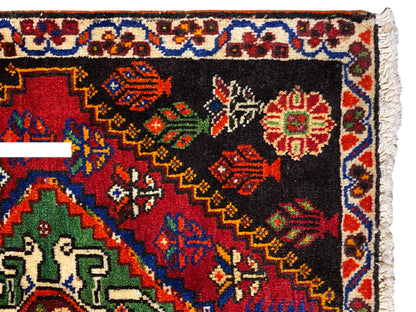 Poshti-tapijt 56x56 cm close-up: ornamentrand met gekleurde ruiten op een zwarte ondergrond