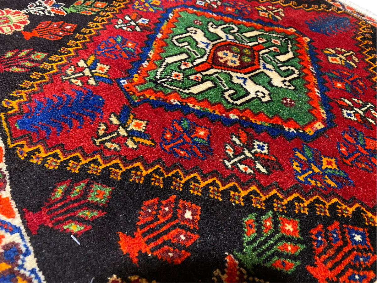 Poshti-tapijt 56x56 cm close-up van het middenveld met groene en rode ornamenten