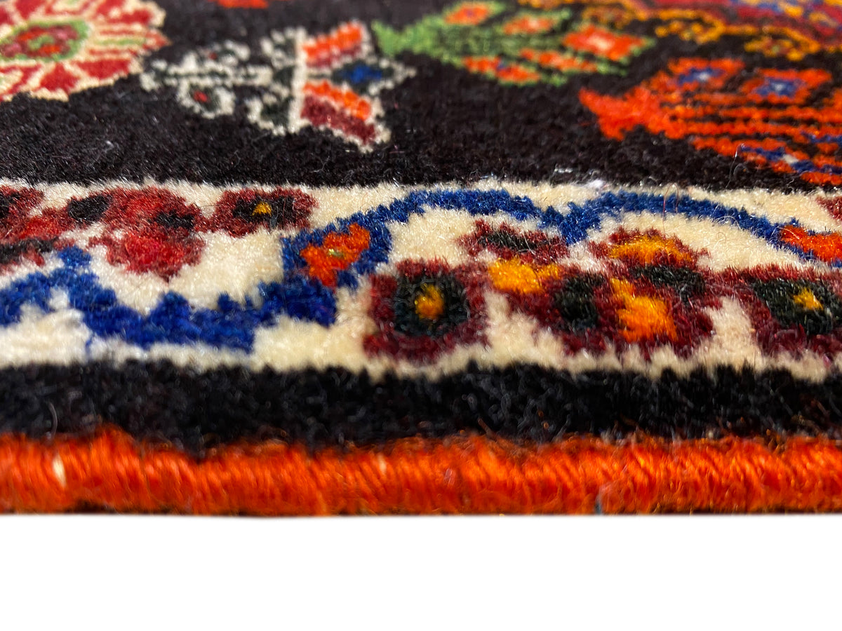 Poshti-tapijt 56x56 cm Detail van de rand: veelkleurige boord en oranje onderkant