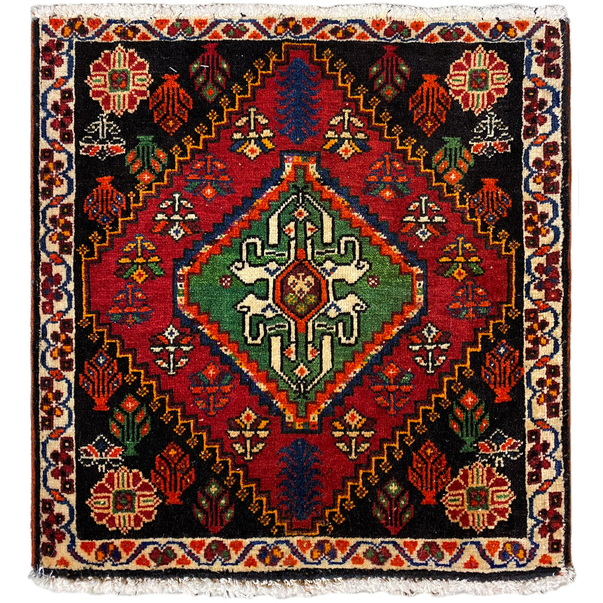 Poshti-tapijt, vierkant: zwart geweven tapijt met rood, groen en blauw sierpatroon