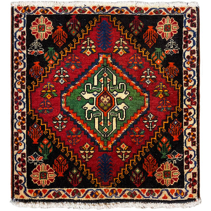 Poshti-tapijt, vierkant: zwart geweven tapijt met rood, groen en blauw sierpatroon
