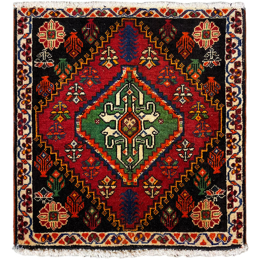 Poshti-tapijt, vierkant: zwart geweven tapijt met rood, groen en blauw sierpatroon