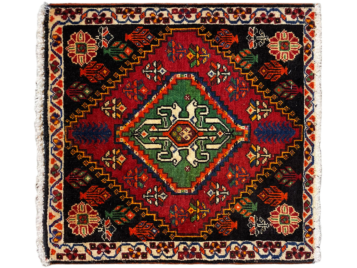 Vierkant Poshti-tapijt met zwarte ondergrond, rood/groen/blauw medaillon en randversiering