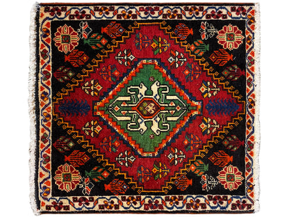 Vierkant Poshti-tapijt met zwarte ondergrond, rood/groen/blauw medaillon en randversiering