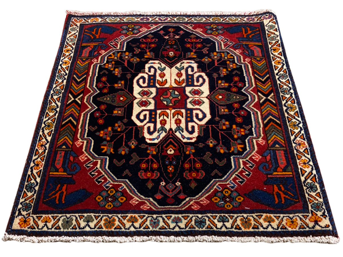 Poshti-tapijt rechthoekig met blauwe achtergrond en symmetrisch ornamentpatroon