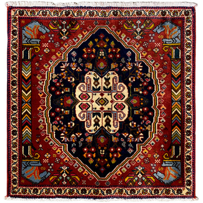 Poshti-tapijt met rode basis, donkerblauw achthoekig patroon en witte rand met bies