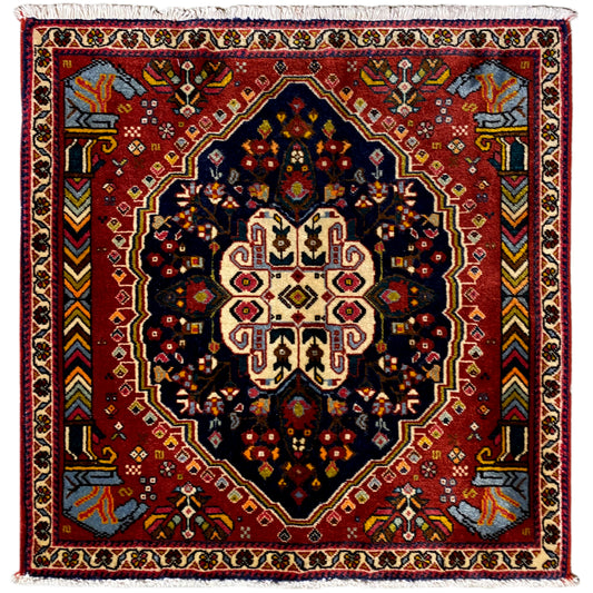 Poshti-tapijt met rode basis, donkerblauw achthoekig patroon en witte rand met bies
