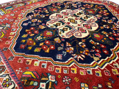 Poshti-tapijtdetail: middelgroot kruisdesign met kleurrijke sierornamenten