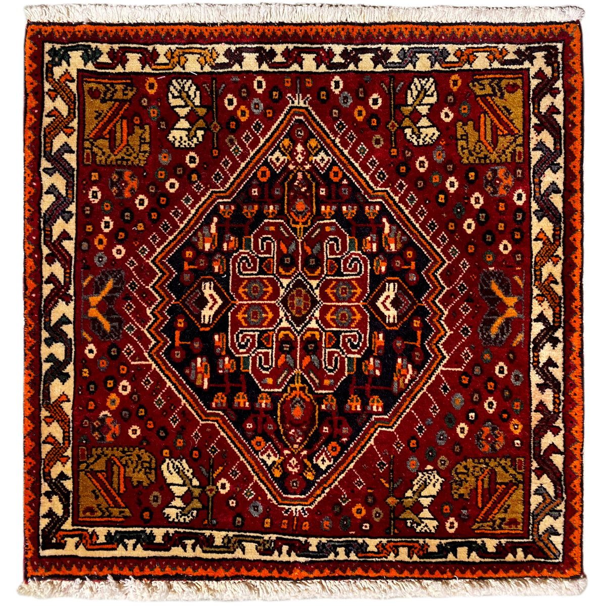 Poshti-tapijt 60x60 cm, rood patroon met oranje rand en franjes