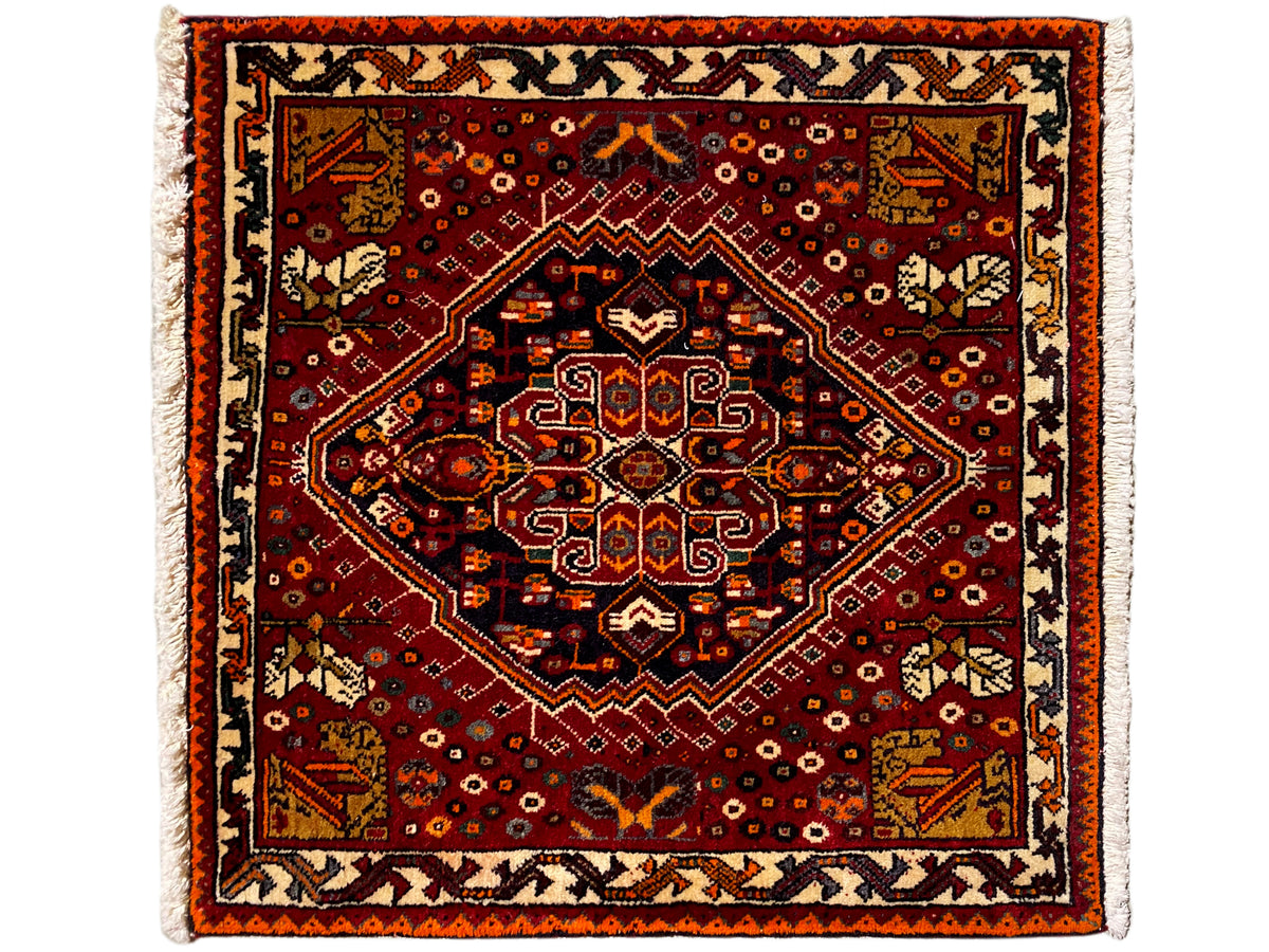 Poshti-tapijt 60x60 cm, vierkant sierpatroon in rood met een lichte rand