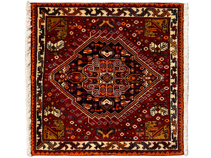 Poshti-tapijt 60x60 cm, vierkant sierpatroon in rood met een lichte rand