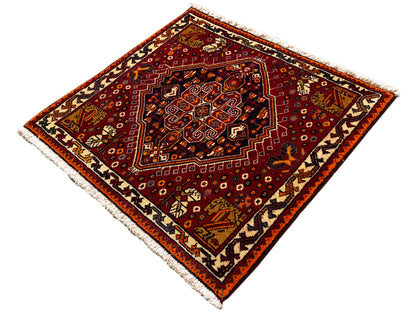 Poshti-tapijt 60x60 cm, vierkant patroon in rood met geel-oranje centraal motief