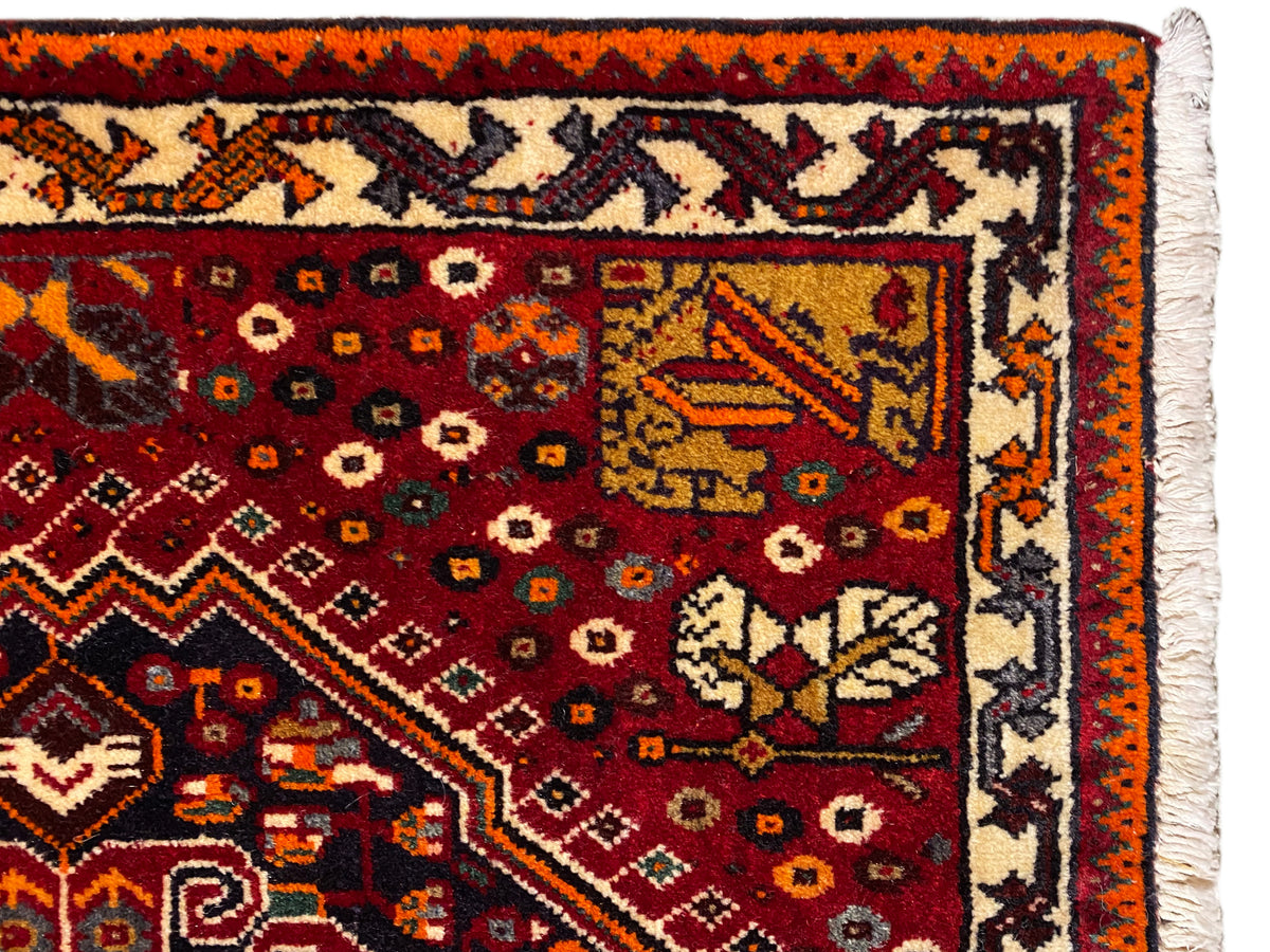 Poshti-tapijt 60x60 cm, detailweergave: rood-beige patroonstrook en franjes
