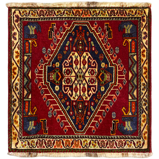 Poshti-tapijt (59×61 cm) met rood vlakpatroon, veelkleurige randen en franjes