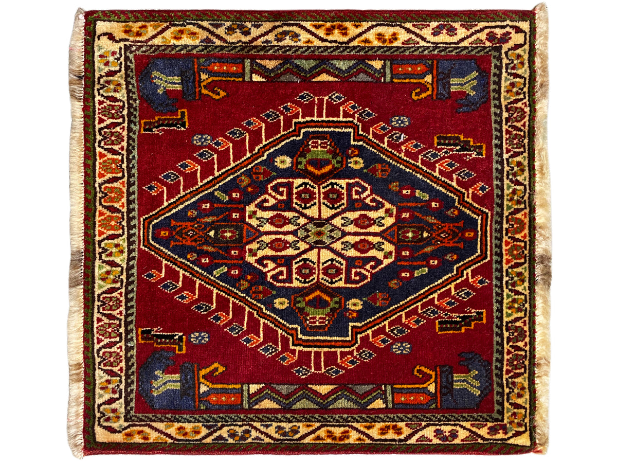 Poshti-tapijt (59×61 cm), vierkant, met rood ornamenttapijtmotief en lichte franjes