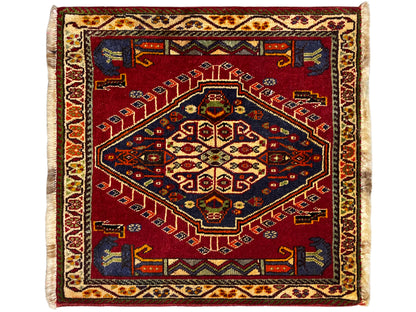 Poshti-tapijt (59×61 cm), vierkant, met rood ornamenttapijtmotief en lichte franjes