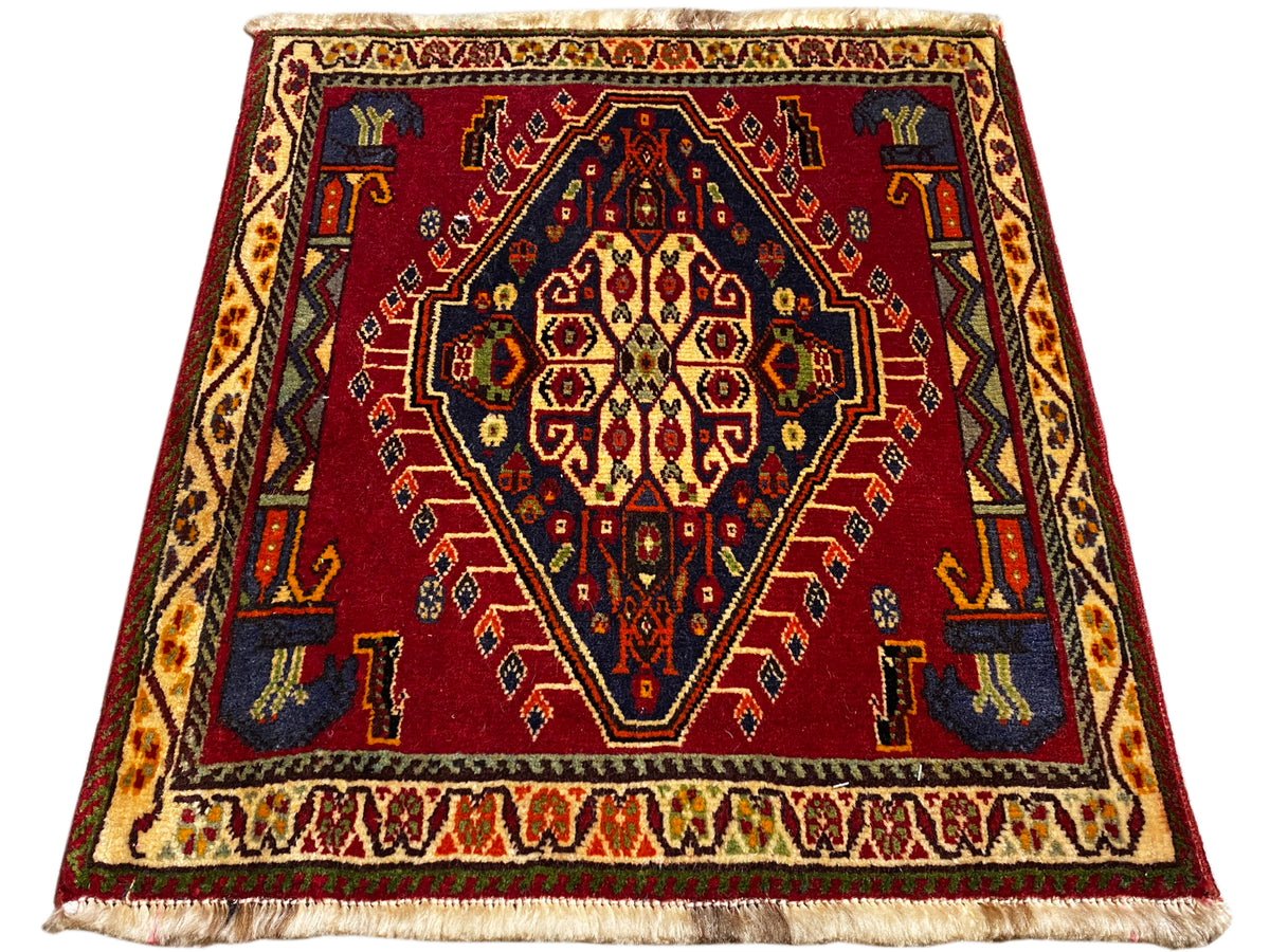 Poshti-tapijt (59×61 cm) in rood met centraal medaillon, sierboord en franjes