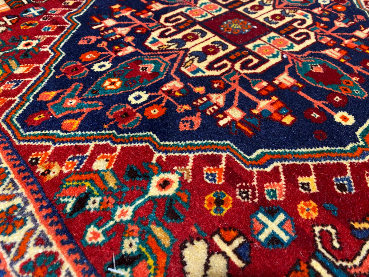 Poshti-tapijt 64x64 cm, close-up van ornamentvelden in donkerblauw, bordeauxrood en turquoise