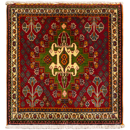 Oosters tapijt met een opvallend rood, groen en beige patroon, vierkant met franjes