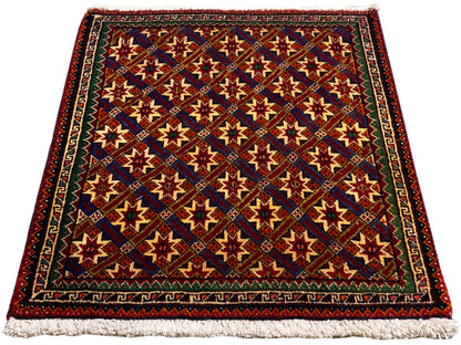 Poshti-kleed 62x52 cm, diagonaal zicht: rode, blauwe en groene patronen met franjes.