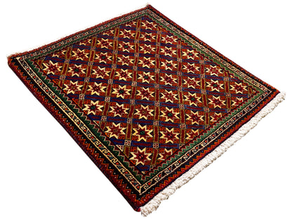 Poshti-tapijt 62x52 cm, plat display: kleurrijke sterren in een donkerrode rand, franjes.
