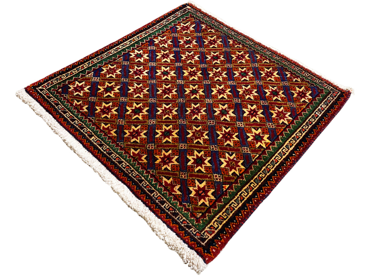 Poshti-tapijt 62x52 cm, detailweergave: kleurrijke vierkanten en sterren, donkere rand, franjes.