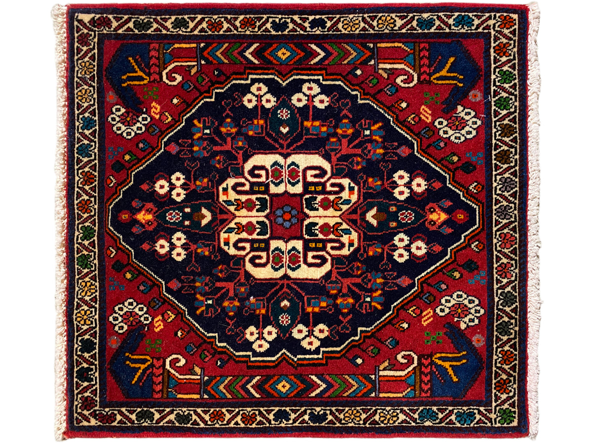 Tapijt met vierkant medaillon, blauw-rood patroon en crèmekleurige accenten, franjesrand